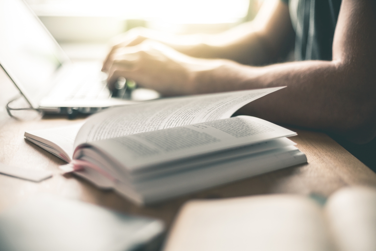  كتابة رسالة ماجستير